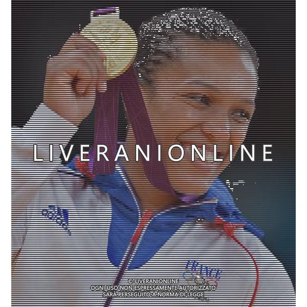 (120801) -- LONDON, Aug. 1, 2012 () -- Gold medalist Lucie Decosse of France poses for pictures during victory ceremony of women\'s Judo 70kg contest, at London 2012 Olympic Games in London, Britain, on August 1, 2012. (/Chen Xiaowei) (nxl) /ALDO LIVERANI SAS-ITALY ONLY - EDITORIAL USE ONLY