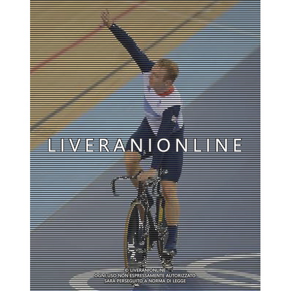 GB Team Sir Chris Hoy celebrates winning Gold in the Men\'s Team Sprint 2012 London Olympics - Cycling Track - Day 6 - Thursday 2nd August 2012 - Velodrome - Olympic Park - London å© CameraSport - 43 Linden Ave. Countesthorpe. Leicester. England. LE8 5PG - Tel: +44 (0) 116 277 4147 - admin@camerasport.com - www.camerasport.com /AG ALDOLIVERANI SAS - ITALY ONLY 