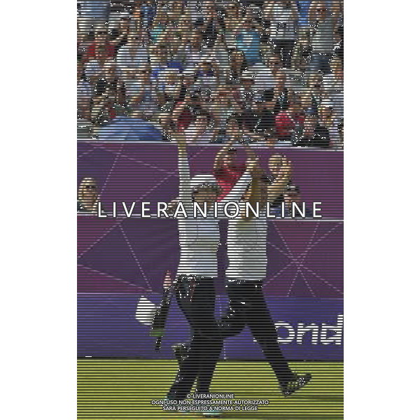 (120802) -- LONDON, Aug. 2, 2012 () -- Ki Bo Bae (L) of South Korea celebrates with her coach after women\'s individual final of archery event, at London 2012 Olympic Games in London, Britain, August 2, 2012. Ki Bo Bae won the gold medal. (/Gesang Dawa) (zgp) /PHOTOSHOT/ALDO LIVERANI ITALY ONLY -