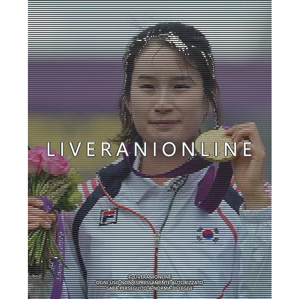 (120802) -- LONDON, Aug. 2, 2012 () -- Ki Bo Bae (R) of South Korea poses at the awarding ceremony of women\'s individual final of archery event, at London 2012 Olympic Games in London, Britain, August 2, 2012. Ki Bo Bae won the gold medal. (/Gesang Dawa) (zgp) /PHOTOSHOT/ALDO LIVERANI ITALY ONLY -