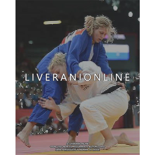(120802) -- LONDON, Aug. 2, 2012 () -- Kayla Harrison of the United States (white) competes with Gemma Gibbons of Britain during the gold medal match of women\'s 78kg judo event at London 2012 Olympic Games, London, Britain, Aug. 2, 2012. Kayla Harrison of the United States won the match and claimed the gold medal of the event. (/Wang Qingqin) /PHOTOSHOT/ALDO LIVERANI ITALY ONLY -