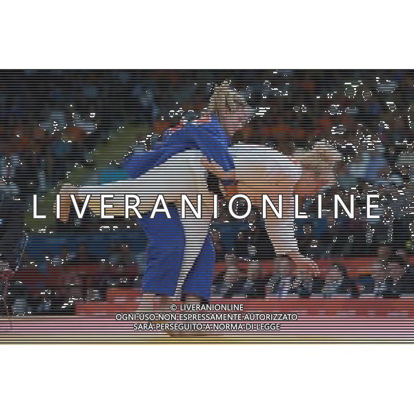 (120802) -- LONDON, Aug. 2, 2012 () -- Kayla Harrison of the United States (white) competes with Gemma Gibbons of Britain during the gold medal match of women\'s 78kg judo event at London 2012 Olympic Games, London, Britain, Aug. 2, 2012. Kayla Harrison of the United States won the match and claimed the gold medal of the event. (/Wang Qingqin) /PHOTOSHOT/ALDO LIVERANI ITALY ONLY -