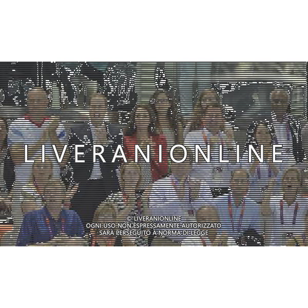 The Duke and Duchess of Cambridge with other members of the royal family Countess and Countess of Wessex and the Princess Royal and Tim Laurence with Jeremy Hunt watch the swimming finals which included Rebecca Adlington final. Aquatics Centre, Olympic Park. London ©photoshot/Agenzia Aldo Liverani Sas - ITALY ONLY - REALI INGLESI: Il Principe William e la moglie Kate duca e duchessa di Cambridge alle finali di nuoto alle Olimpiadi di londra Aquatics Centre, Olympic Park 02/08/2012