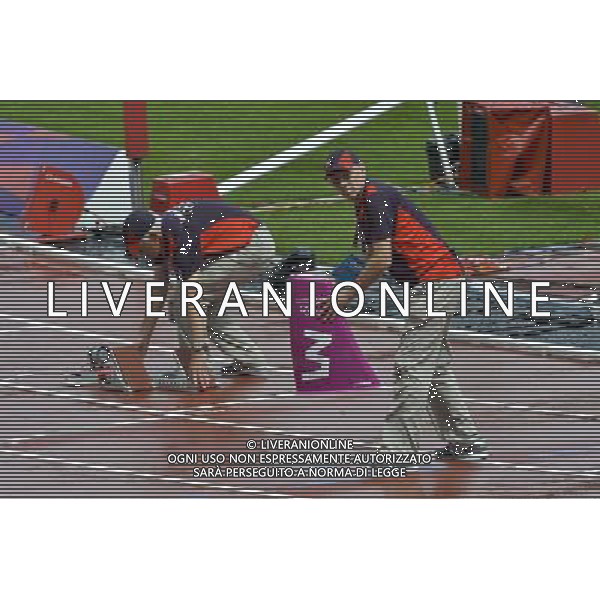 Games Makers removing Lane Markers. Olympic Stadium, Olympic Park Stratford. London. ©PHOTOSHOT/Agenzia Aldo Liverani Sas - ITALY ONLY - GIOCHI OLIMPICI, OLIMPIADI LONDRA 2012