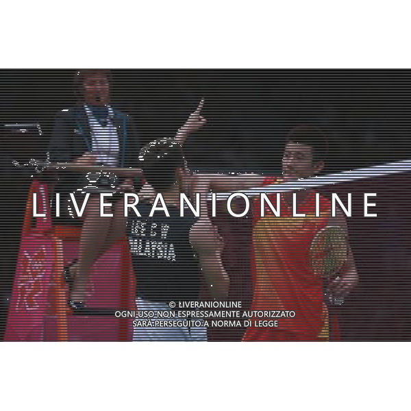(120803) -- LONDON, Aug. 3, 2012 () -- Chen Long of China (R) shakes hands with Lee Chong Wei of Malaysia after their men\'s singles semifinal match of badminton event at London 2012 Olympic Games, London, Britain, Aug. 3, 2012. Lee Chong Wei won the match and advanced to the final. (/Ren Zhenglai) ©PHOTOSHOT/Agenzia Aldo Liverani Sas - ITALY ONLY - GIOCHI OLIMPICI, OLIMPIADI LONDRA 2012