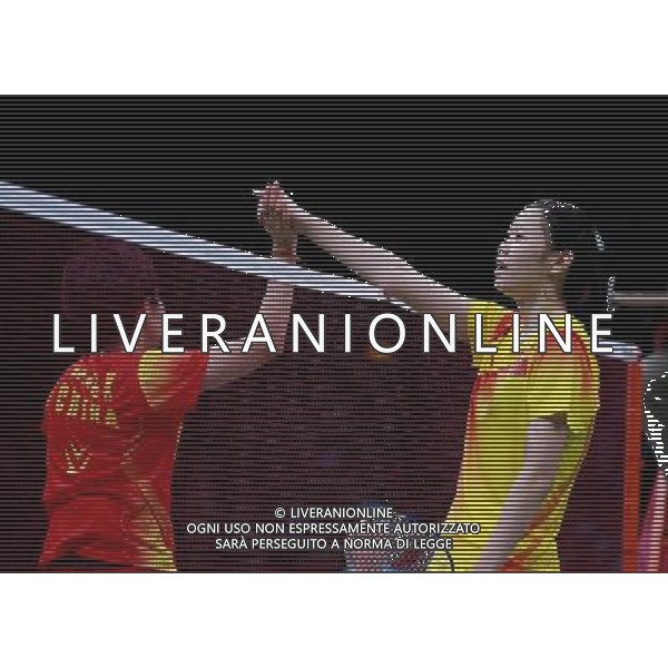 (120803) -- LONDON, Aug. 3, 2012 () -- Li Xuerui of China (in yellow) shakes hands with Wang Xin of China after women\'s badminton singles semifinal contest, at London 2012 Olympic Games in London, Britain, on August 3, 2012. Li Xuerui of China defeated Wang Xin of China 2-0. (/Ren Zhenglai) (nxl) ©PHOTOSHOT/Agenzia Aldo Liverani Sas - ITALY ONLY - GIOCHI OLIMPICI, OLIMPIADI LONDRA 2012
