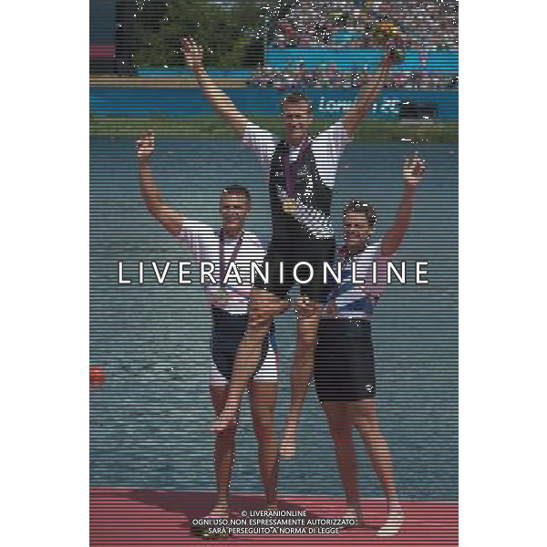 (120803) -- LONDON, Aug. 3, 2012 () -- Gold medalist Mahe Drysdale of New Zealand (C), silver medalist Ondrej Synek of Czech Republic (L) and Alan Campbell of Britain pose during victory ceremony of men\'s rowing single sculls competition, at London 2012 Olympic Games in London, Britain, on August 3, 2012. Mahe Drysdale of New Zealand won gold medal. (/Cheng Min) (nxl) ©PHOTOSHOT/Agenzia Aldo Liverani Sas - ITALY ONLY - GIOCHI OLIMPICI, OLIMPIADI LONDRA 2012