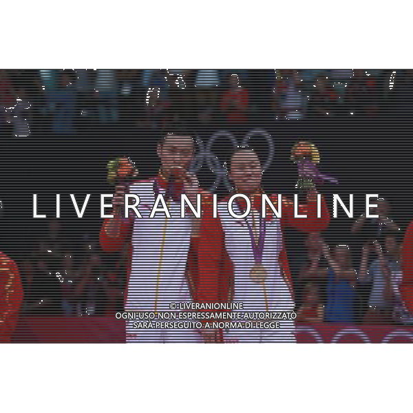 (120803) -- LONDON, Aug. 3, 2012 () -- Zhang Nan (L) and Zhao Yunlei of China pose during victory ceremony of badminton mixed doubles competition, at London 2012 Olympic Games in London, Britain, on August 3, 2012. Zhang Nan and Zhao Yunlei of China won gold medal. (/Ren Zhenglai) (nxl) ©PHOTOSHOT/Agenzia Aldo Liverani Sas - ITALY ONLY - GIOCHI OLIMPICI, OLIMPIADI LONDRA 2012