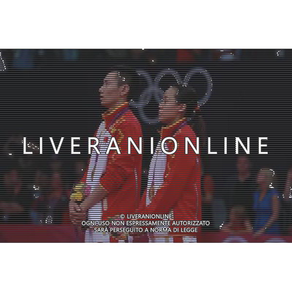 (120803) -- LONDON, Aug. 3, 2012 () -- Zhang Nan (L) and Zhao Yunlei of China pose during victory ceremony of badminton mixed doubles competition, at London 2012 Olympic Games in London, Britain, on August 3, 2012. Zhang Nan and Zhao Yunlei of China won gold medal. (/Ren Zhenglai) (nxl) ©PHOTOSHOT/Agenzia Aldo Liverani Sas - ITALY ONLY - GIOCHI OLIMPICI, OLIMPIADI LONDRA 2012