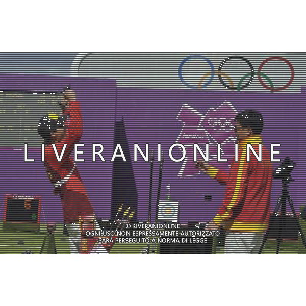 (120803) -- LONDON, Aug. 3, 2012 () -- China\'s Dai Xiaoxiang (L) celebrates after men\'s individual bronze medal match of archery between China\'s Dai Xiaoxiang and Denmark\'s Rick van de Ven, at London 2012 Olympic Games in London, Britain, August 3, 2012. Dai Xiaoxiang won the bronze medal. (/Gesang Dawa) (zgp) ©PHOTOSHOT/Agenzia Aldo Liverani Sas - ITALY ONLY - GIOCHI OLIMPICI, OLIMPIADI LONDRA 2012