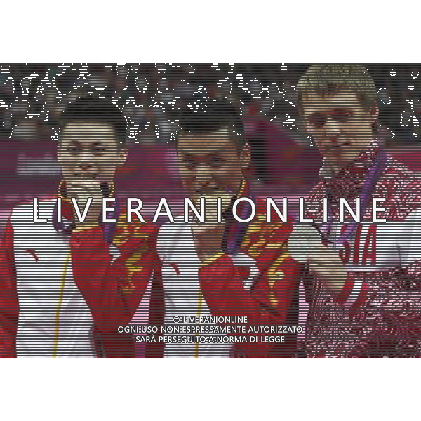 (120803) -- LONDON, Aug. 3, 2012 () -- Gold medalist Dong Dong (C) of China, silver medalist Dmitry Ushakov (R) of Russia, and bronze medalist Lu Chunlong of China pose at awarding ceremony of men\'s trampoline competition at the London 2012 Olympic Games in London, Britain, Aug. 3, 2012. China\'s Dong Dong and Lu Chunlong grabbed gold and bronze medals in this event respectively. (/Shen Bohan)(zgp) ©PHOTOSHOT/Agenzia Aldo Liverani Sas - ITALY ONLY - GIOCHI OLIMPICI, OLIMPIADI LONDRA 2012