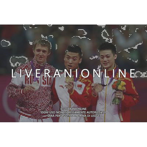 (120803) -- LONDON, Aug. 3, 2012 () -- Gold medalist Dong Dong (C) of China, silver medalist Dmitry Ushakov (L) of Russia, and bronze medalist Lu Chunlong of China pose at awarding ceremony of men\'s trampoline competition at the London 2012 Olympic Games in London, Britain, Aug. 3, 2012. China\'s Dong Dong and Lu Chunlong grabbed gold and bronze medals in this event respectively. (/Shen Bohan)(zgp) ©PHOTOSHOT/Agenzia Aldo Liverani Sas - ITALY ONLY - GIOCHI OLIMPICI, OLIMPIADI LONDRA 2012