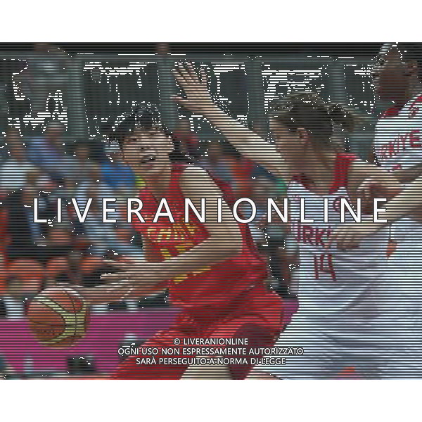 (120803) -- LONDON, Aug. 3, 2012 () -- Chen Nan (L) of China dribbles during the women\'s basketball preliminary round Group A match between China and Turkey at London 2012 Olympic Games, London, Britain, Aug. 3, 2012. Turkey won the match 82-55. (/Meng Yongmin) ©PHOTOSHOT/Agenzia Aldo Liverani Sas - ITALY ONLY - GIOCHI OLIMPICI, OLIMPIADI LONDRA 2012