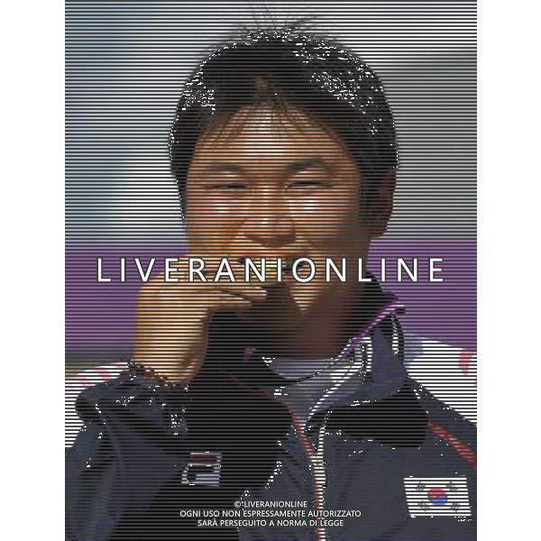(120803) -- LONDON, Aug. 3, 2012 () -- Oh Jin Hyek of South Korea poses at awarding ceremony of men\'s individual of archery, at London 2012 Olympic Games in London, Britain, August 3, 2012. Oh Jin Hyek of South Korea won gold medal. (/Gesang Dawa) (zgp) ©PHOTOSHOT/Agenzia Aldo Liverani Sas - ITALY ONLY - GIOCHI OLIMPICI, OLIMPIADI LONDRA 2012