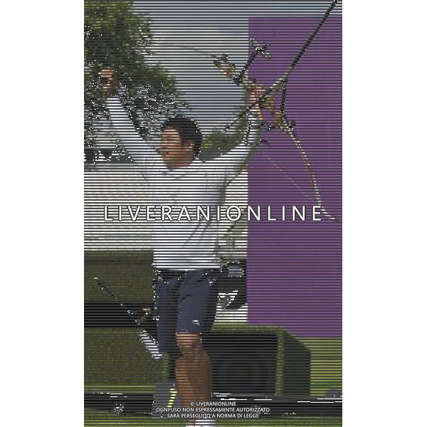 (120803) -- LONDON, Aug. 3, 2012 () -- Oh Jin Hyek of South Korea celebrates after men\'s individual gold medal match of archery between Oh Jin Hyek of South Korea and Takaharu Furukawa of Japan, at London 2012 Olympic Games in London, Britain, August 3, 2012. Oh Jin Hyek of South Korea won gold medal. (/Gesang Dawa) (zgp) ©PHOTOSHOT/Agenzia Aldo Liverani Sas - ITALY ONLY - GIOCHI OLIMPICI, OLIMPIADI LONDRA 2012