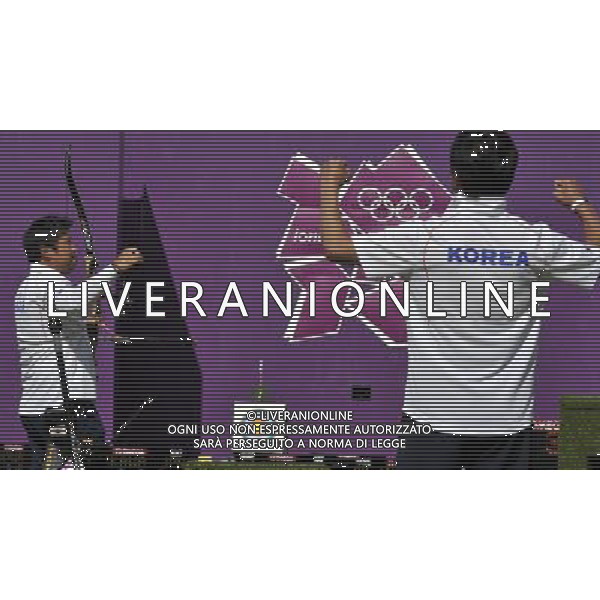(120803) -- LONDON, Aug. 3, 2012 () -- Oh Jin Hyek (L) of South Korea celebrates after men\'s individual gold medal match of archery between Oh Jin Hyek of South Korea and Takaharu Furukawa of Japan, at London 2012 Olympic Games in London, Britain, August 3, 2012. Oh Jin Hyek of South Korea won gold medal. (/Gesang Dawa) (zgp) ©PHOTOSHOT/Agenzia Aldo Liverani Sas - ITALY ONLY - GIOCHI OLIMPICI, OLIMPIADI LONDRA 2012