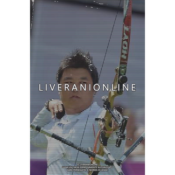(120803) -- LONDON, Aug. 3, 2012 () -- Oh Jin Hyek of South Korea shoots during men\'s individual gold medal match of archery between Oh Jin Hyek of South Korea and Takaharu Furukawa of Japan, at London 2012 Olympic Games in London, Britain, August 3, 2012. Oh Jin Hyek of South Korea won gold medal. (/Gesang Dawa) (zgp) ©PHOTOSHOT/Agenzia Aldo Liverani Sas - ITALY ONLY - GIOCHI OLIMPICI, OLIMPIADI LONDRA 2012