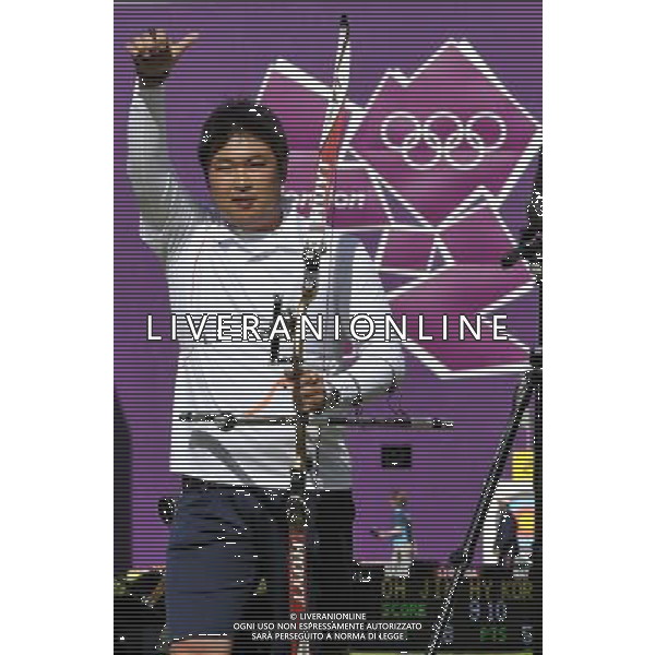 (120803) -- LONDON, Aug. 3, 2012 () -- Oh Jin Hyek of South Korea celebrates after men\'s individual gold medal match of archery between Oh Jin Hyek of South Korea and Takaharu Furukawa of Japan, at London 2012 Olympic Games in London, Britain, August 3, 2012. Oh Jin Hyek of South Korea won gold medal. (/Gesang Dawa) (zgp) ©PHOTOSHOT/Agenzia Aldo Liverani Sas - ITALY ONLY - GIOCHI OLIMPICI, OLIMPIADI LONDRA 2012