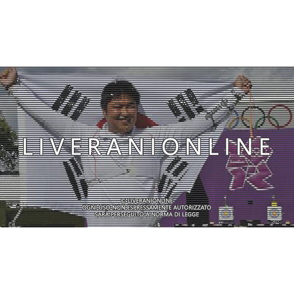 (120803) -- LONDON, Aug. 3, 2012 () -- Oh Jin Hyek of South Korea celebrates after men\'s individual gold medal match of archery between Oh Jin Hyek of South Korea and Takaharu Furukawa of Japan, at London 2012 Olympic Games in London, Britain, August 3, 2012. Oh Jin Hyek of South Korea won gold medal. (/Gesang Dawa) (zgp) ©PHOTOSHOT/Agenzia Aldo Liverani Sas - ITALY ONLY - GIOCHI OLIMPICI, OLIMPIADI LONDRA 2012