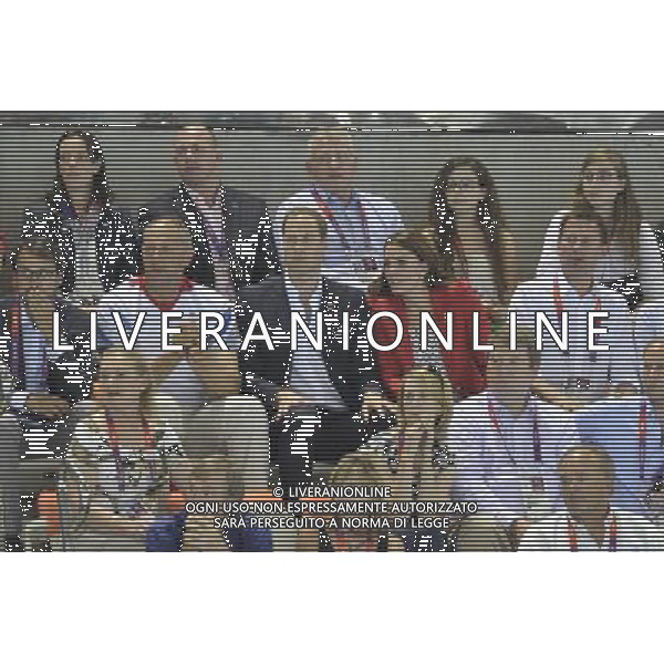 The Duke and Duchess of Cambridge with other members of the royal family Countess and Countess of Wessex and the Princess Royal and Tim Laurence with Jeremy Hunt watch the swimming finals which included Rebecca Adlington final. Aquatics Centre, Olympic Park. London ©photoshot/Agenzia Aldo Liverani Sas - ITALY ONLY - REALI INGLESI: Il Principe William e la oglie Kate duca e duchessa di Cambridge alle finali di nuoto alle Olimpiadi di londra Aquatics Centre, Olympic Park 03/08/2012