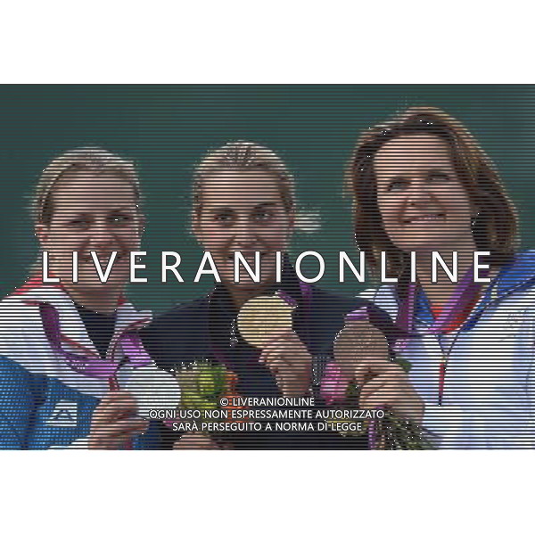 (120804) -- LONDON, Aug. 4, 2012 () -- Gold medalist Jessica Rossi (C) of Italy, silver medalist Zuzana Stefecekova of Slovakia, bronze medalist Delphine Reau of France pose at awarding ceremony of women\'s trap of shooting, at London 2012 Olympic Games in London, Britain, August 4, 2012. Jessica Rossi won gold medal and set a new world record in this event. (/Yang Zongyou) (zgp) ©PHOTOSHOT/Agenzia Aldo Liverani Sas - ITALY ONLY - GIOCHI OLIMPICI, OLIMPIADI LONDRA 2012