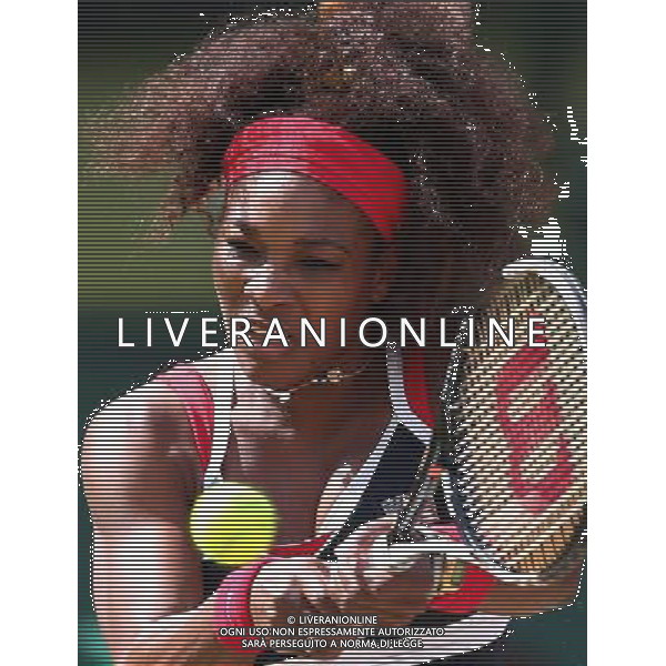 (120804) -- LONDON, Aug. 4, 2012 () -- Serena Williams of USA takes part in women\'s tennis singles gold medal match, at London 2012 Olympic Games in London, Britain, on August 4, 2012. Serena Williams of USA defeated Maria Sharapova of Russia 2-0. (/Chen Jianli) (nxl) ©PHOTOSHOT/Agenzia Aldo Liverani Sas - ITALY ONLY - GIOCHI OLIMPICI, OLIMPIADI LONDRA 2012
