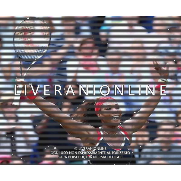 (120804) -- LONDON, Aug. 4, 2012 () -- Serena Williams of USA celebrates after winning in women\'s tennis singles gold medal match, at London 2012 Olympic Games in London, Britain, on August 4, 2012. Serena Williams of USA defeated Maria Sharapova of Russia 2-0. (/Chen Jianli) (nxl) ©PHOTOSHOT/Agenzia Aldo Liverani Sas - ITALY ONLY - GIOCHI OLIMPICI, OLIMPIADI LONDRA 2012