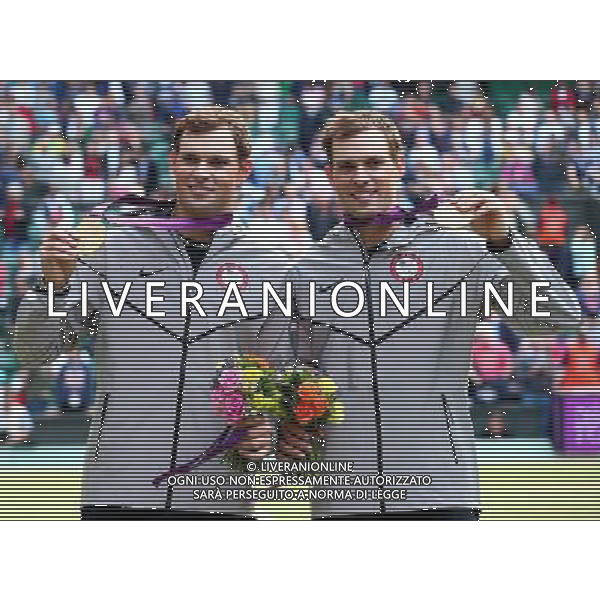 (120804) -- LONDON, Aug. 4, 2012 () -- Gold medalists Mike Bryan and Bob Bryan of USA pose during victory ceremony of men\'s tennis doubles contest, at London 2012 Olympic Games in London, Britain, on August 4, 2012. Mike Bryan and Bob Bryan of USA won gold medal. (/Chen Jianli) (nxl) ©PHOTOSHOT/Agenzia Aldo Liverani Sas - ITALY ONLY - GIOCHI OLIMPICI, OLIMPIADI LONDRA 2012
