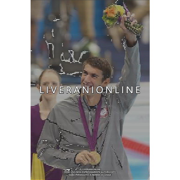 (120803) -- LONDON, Aug. 3, 2012 () -- Michael Phelps of U.S. waves to spectators at awarding ceremony of men¡¯s 100m butterfly of swimming competition, at London 2012 Olympic Games in London, Britain, August 3, 2012. Michael Phelps won gold medal with 51.21.(/Fan Jun) (zgp) ©PHOTOSHOT/Agenzia Aldo Liverani Sas - ITALY ONLY - GIOCHI OLIMPICI, OLIMPIADI LONDRA 2012