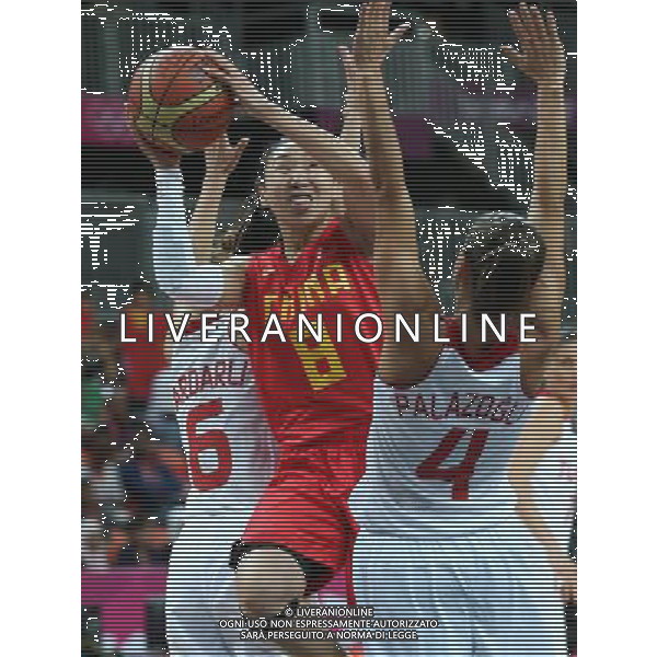(120803) -- LONDON, Aug. 3, 2012 () -- Miao Lijie (C) of China goes up for a shot during the women\'s basketball preliminary round Group A match between China and Turkey at London 2012 Olympic Games, London, Britain, Aug. 3, 2012. Turkey won the match 82-55. (/Meng Yongmin) ©PHOTOSHOT/Agenzia Aldo Liverani Sas - ITALY ONLY - GIOCHI OLIMPICI, OLIMPIADI LONDRA 2012