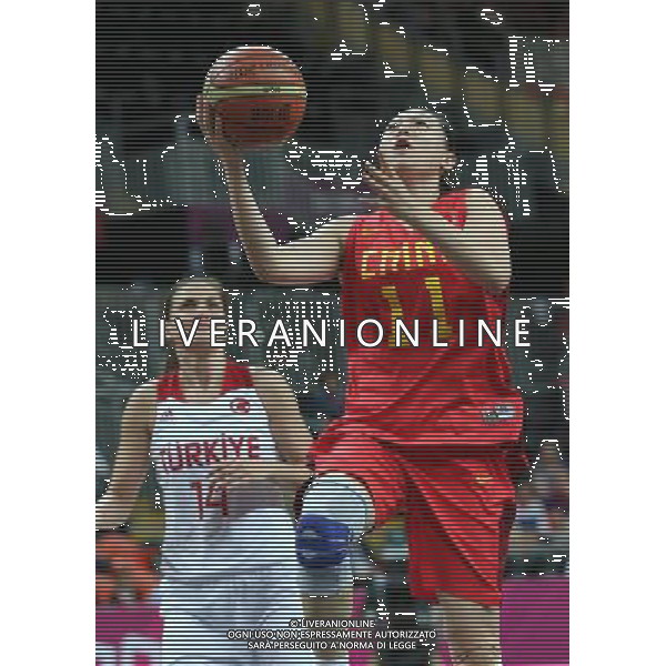 (120803) -- LONDON, Aug. 3, 2012 () -- Ma Zengyu (R) of China goes up for a shot during the women\'s basketball preliminary round Group A match between China and Turkey at London 2012 Olympic Games, London, Britain, Aug. 3, 2012. Turkey won the match 82-55. (/Meng Yongmin) ©PHOTOSHOT/Agenzia Aldo Liverani Sas - ITALY ONLY - GIOCHI OLIMPICI, OLIMPIADI LONDRA 2012