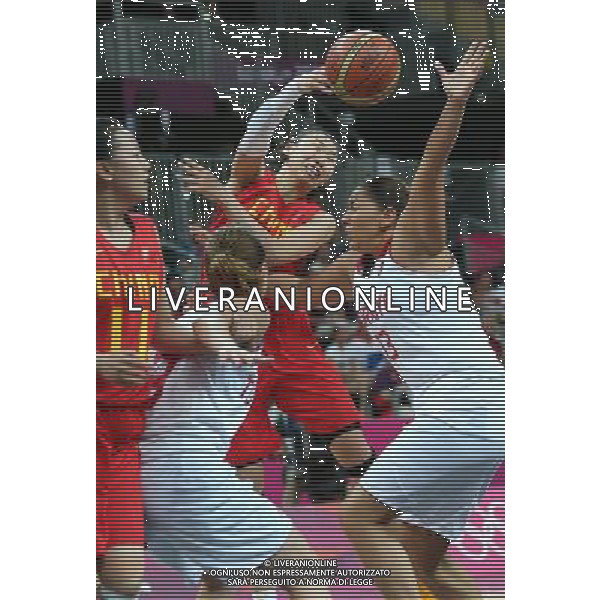(120803) -- LONDON, Aug. 3, 2012 () -- Miao Lijie (C) of China goes up for a shot during the women\'s basketball preliminary round Group A match between China and Turkey at London 2012 Olympic Games, London, Britain, Aug. 3, 2012. Turkey won the match 82-55. (/Meng Yongmin) ©PHOTOSHOT/Agenzia Aldo Liverani Sas - ITALY ONLY - GIOCHI OLIMPICI, OLIMPIADI LONDRA 2012