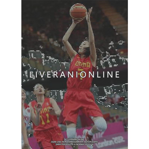 (120803) -- LONDON, Aug. 3, 2012 () -- Zhao Shuang (R) of China goes up for a shot during the women\'s basketball preliminary round Group A match between China and Turkey at London 2012 Olympic Games, London, Britain, Aug. 3, 2012. Turkey won the match 82-55. (/Meng Yongmin) ©PHOTOSHOT/Agenzia Aldo Liverani Sas - ITALY ONLY - GIOCHI OLIMPICI, OLIMPIADI LONDRA 2012