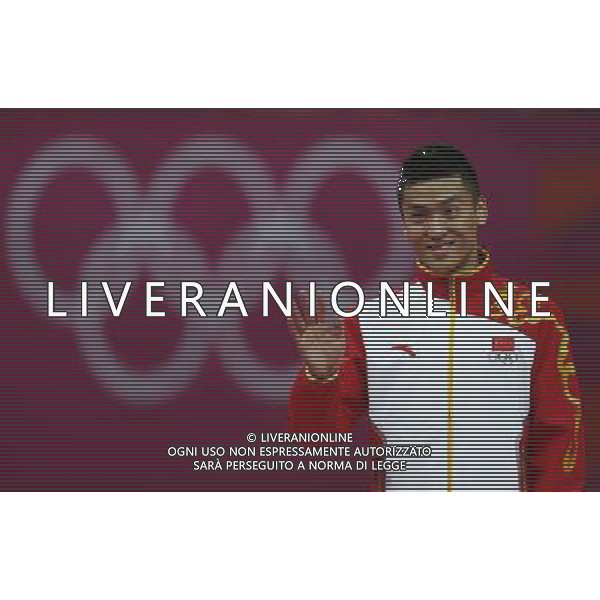 (120803) -- LONDON, Aug. 3, 2012 () -- Dong Dong of China waves at awarding ceremony of men\'s trampoline competition at the London 2012 Olympic Games in London, Britain, Aug. 3, 2012. China\'s Dong Dong and Lu Chunlong grabbed gold and bronze medals in this event respectively. (/Shen Bohan)(zgp) ©PHOTOSHOT/Agenzia Aldo Liverani Sas - ITALY ONLY - GIOCHI OLIMPICI, OLIMPIADI LONDRA 2012