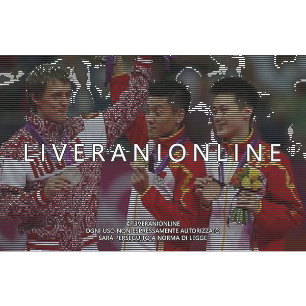 (120803) -- LONDON, Aug. 3, 2012 () -- Gold medalist Dong Dong (C) of China, silver medalist Dmitry Ushakov (L) of Russia, and bronze medalist Lu Chunlong of China wave at awarding ceremony of men\'s trampoline competition at the London 2012 Olympic Games in London, Britain, Aug. 3, 2012. China\'s Dong Dong and Lu Chunlong grabbed gold and bronze medals in this event respectively. (/Shen Bohan)(zgp) ©PHOTOSHOT/Agenzia Aldo Liverani Sas - ITALY ONLY - GIOCHI OLIMPICI, OLIMPIADI LONDRA 2012