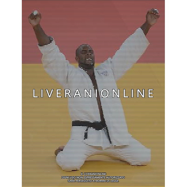 (120803) -- LONDON, Aug. 3, 2012 () -- Teddy Riner of France (in white) celebrates after defeating Alexander Mikhaylin of Russia during men\'s Judo +100kg gold medal contest, at London 2012 Olympic Games in London, Britain, on August 3, 2012. Teddy Riner of France won gold medal. (/Wang Qingqin) (nxl) ©PHOTOSHOT/Agenzia Aldo Liverani Sas - ITALY ONLY - GIOCHI OLIMPICI, OLIMPIADI LONDRA 2012