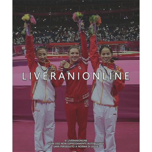 (120804) -- LONDON, Aug. 4, 2012 () -- Gold medalist Rosannagh Maclennan (C) of Canada, silver medalist Huang Shanshan (R) of China, bronze medalist He Wenna of China attend awarding ceremony of women\'s trampoline competition at the London 2012 Olympic Games in London, Britain, Aug. 4, 2012. (/Wang Shen)(zgp) ©PHOTOSHOT/Agenzia Aldo Liverani Sas - ITALY ONLY - GIOCHI OLIMPICI, OLIMPIADI LONDRA 2012