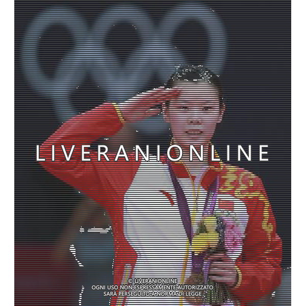 (120804) -- LONDON, Aug. 4, 2012 () -- China\'s Li Xuerui attends awarding ceremony of women\'s badminton singles, at London 2012 Olympic Games in London, Britain, August 4, 2012. China\'s Li Xuerui won the gold medal. (/Ren Zhenglai) (zgp) ©PHOTOSHOT/Agenzia Aldo Liverani Sas - ITALY ONLY - GIOCHI OLIMPICI, OLIMPIADI LONDRA 2012