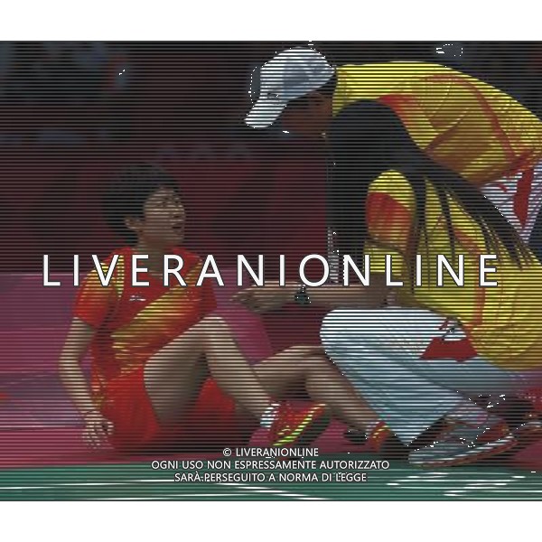 (120804) -- LONDON, Aug. 4, 2012 () -- Wang Xin of China reacts after injury during women\'s singles bronze medal match of badminton against Saina Nehwal of India, at London 2012 Olympic Games in London, Britain, August 4, 2012. China\'s Wang Xin quitted competition due to injury. (/Ren Zhenglai) (zgp) ©PHOTOSHOT/Agenzia Aldo Liverani Sas - ITALY ONLY - GIOCHI OLIMPICI, OLIMPIADI LONDRA 2012