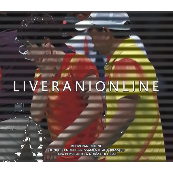 (120804) -- LONDON, Aug. 4, 2012 () -- Wang Xin (L) of China leaves after injury during women\'s singles bronze medal match of badminton against Saina Nehwal of India, at London 2012 Olympic Games in London, Britain, August 4, 2012. China\'s Wang Xin quitted competition due to injury. (/Ren Zhenglai) (zgp) ©PHOTOSHOT/Agenzia Aldo Liverani Sas - ITALY ONLY - GIOCHI OLIMPICI, OLIMPIADI LONDRA 2012