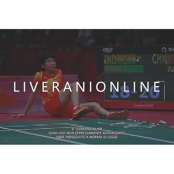 (120804) -- LONDON, Aug. 4, 2012 () -- Wang Xin of China reacts after injury during women\'s singles bronze medal match of badminton against Saina Nehwal of India, at London 2012 Olympic Games in London, Britain, August 4, 2012. China\'s Wang Xin quitted competition due to injury. (/Ren Zhenglai) (zgp) ©PHOTOSHOT/Agenzia Aldo Liverani Sas - ITALY ONLY - GIOCHI OLIMPICI, OLIMPIADI LONDRA 2012