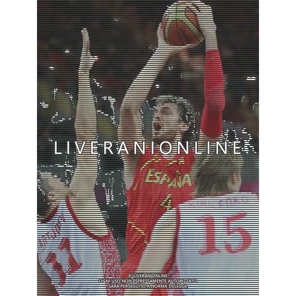 (120804) -- LONDON, Aug. 4, 2012 () -- Players compete during men\'s basketball preliminary round group B match between Russia and Spain, at London 2012 Olympic Games in London, Britain, on August 4, 2012. Russia won 77-74. (/) (nxl) ©PHOTOSHOT/Agenzia Aldo Liverani Sas - ITALY ONLY - GIOCHI OLIMPICI, OLIMPIADI LONDRA 2012