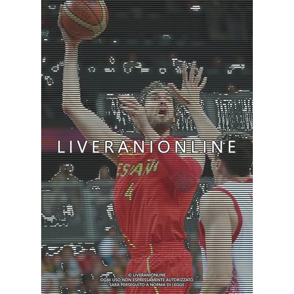 (120804) -- LONDON, Aug. 4, 2012 () -- Players compete during men\'s basketball preliminary round group B match between Russia and Spain, at London 2012 Olympic Games in London, Britain, on August 4, 2012. Russia won 77-74. (/) (nxl) ©PHOTOSHOT/Agenzia Aldo Liverani Sas - ITALY ONLY - GIOCHI OLIMPICI, OLIMPIADI LONDRA 2012
