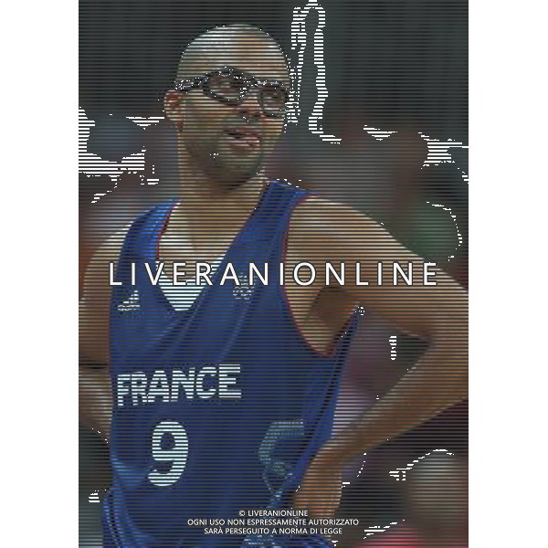 (120804) -- LONDON, Aug. 4, 2012 () -- Tony Parker of France takes part in men\'s basketball preliminary round group A match between France and Tunisia, at London 2012 Olympic Games in London, Britain, on August 4, 2012. France won 73-69. (/Meng Yongmin) (nxl) ©PHOTOSHOT/Agenzia Aldo Liverani Sas - ITALY ONLY - GIOCHI OLIMPICI, OLIMPIADI LONDRA 2012