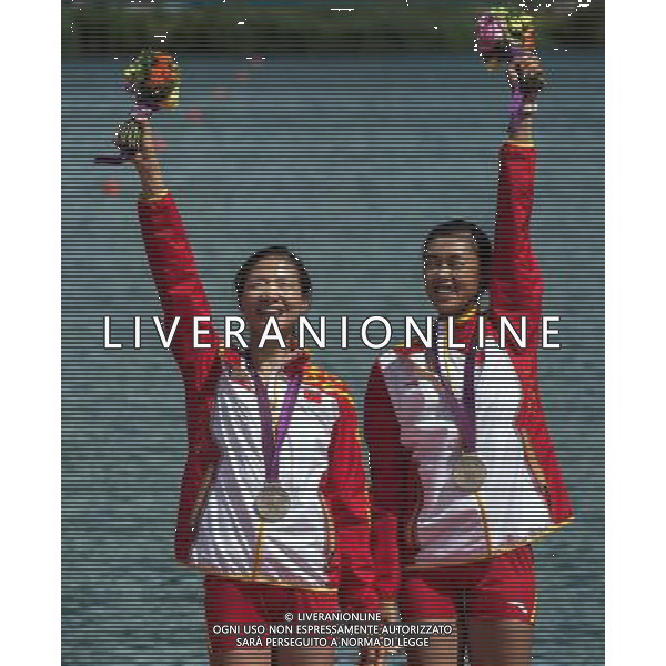 (120804) -- LONDON, Aug. 4, 2012 () -- China\'s Xu Dongxiang (L)/Huang Wenyi pose at awarding ceremony of lightweight women\'s double sculls of rowing at London 2012 Olympic Games in London, Britain, August 4, 2012. Chinese rowers won silver medal. (/Cheng Min) (zgp) ©PHOTOSHOT/Agenzia Aldo Liverani Sas - ITALY ONLY - GIOCHI OLIMPICI, OLIMPIADI LONDRA 2012