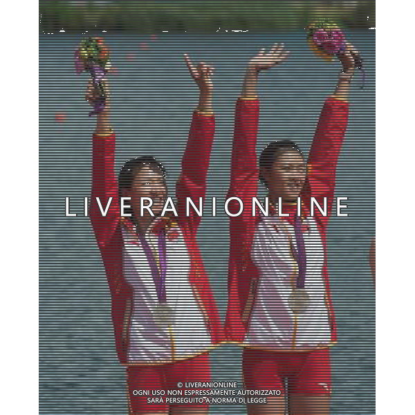 (120804) -- LONDON, Aug. 4, 2012 () -- China\'s Xu Dongxiang (L)/Huang Wenyi pose at awarding ceremony of lightweight women\'s double sculls of rowing at London 2012 Olympic Games in London, Britain, August 4, 2012. Chinese rowers won silver medal. (/Cheng Min) (zgp) ©PHOTOSHOT/Agenzia Aldo Liverani Sas - ITALY ONLY - GIOCHI OLIMPICI, OLIMPIADI LONDRA 2012