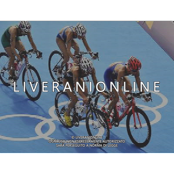 (120804) -- LONDON, Aug. 4, 2012 () -- Lisa Norden (1st R) of Sweden competes during women\'s triathlon competition at London 2012 Olympic Games in London, Britain, August 4, 2012. Nicola Spirig of Switzerland won gold medal with 1:59.48. Lisa Norden of Sweden won silver medal. Erin Densham of Australia won bronze medal. (/Gesang Dawa) (zgp) ©PHOTOSHOT/Agenzia Aldo Liverani Sas - ITALY ONLY - GIOCHI OLIMPICI, OLIMPIADI LONDRA 2012