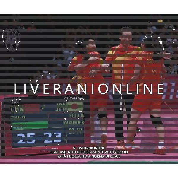 (120804) -- LONDON, Aug. 4, 2012 () -- China\'s Zhao Yunlei (1st L)/Tian Qing celebrate with coach after women\'s badminton doubles against Mizuki Fuji/Reika Kakiiwa of Japan, at London 2012 Olympic Games in London, Britain, August 4, 2012. China\'s Zhao Yunlei/Tian Qing won the match 2-0 and claimed the title in this event. (/Ren Zhenglai) (zgp) ©PHOTOSHOT/Agenzia Aldo Liverani Sas - ITALY ONLY - GIOCHI OLIMPICI, OLIMPIADI LONDRA 2012