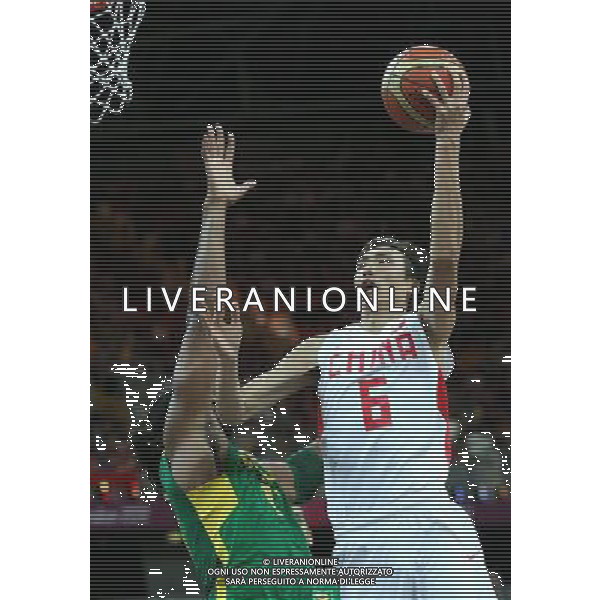 (120804) -- LONDON, Aug. 4, 2012 () -- Yi Li (R) of China goes up for the basket during the men\'s preliminary round group B match of Basketball between China and Brazil at London 2012 Olympic Games, London, Britain, Aug. 4, 2012. Brazil won the match 98-59. (/Meng Yongmin) ©PHOTOSHOT/Agenzia Aldo Liverani Sas - ITALY ONLY - GIOCHI OLIMPICI, OLIMPIADI LONDRA 2012