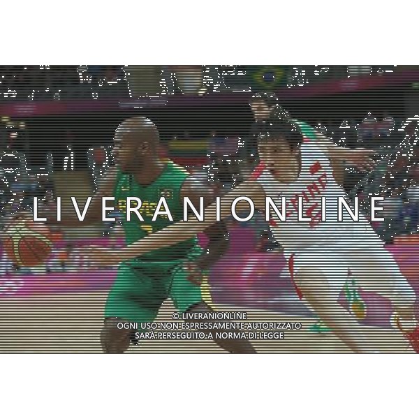 (120804) -- LONDON, Aug. 4, 2012 () -- Yi Li of China (in white) competes during men\'s basketball preliminary round grouop B match between China and Brazil, at London 2012 Olympic Games in London, Britain, on August 4, 2012. Brazil won 98-59. (/Meng Yongmin) (nxl) ©PHOTOSHOT/Agenzia Aldo Liverani Sas - ITALY ONLY - GIOCHI OLIMPICI, OLIMPIADI LONDRA 2012